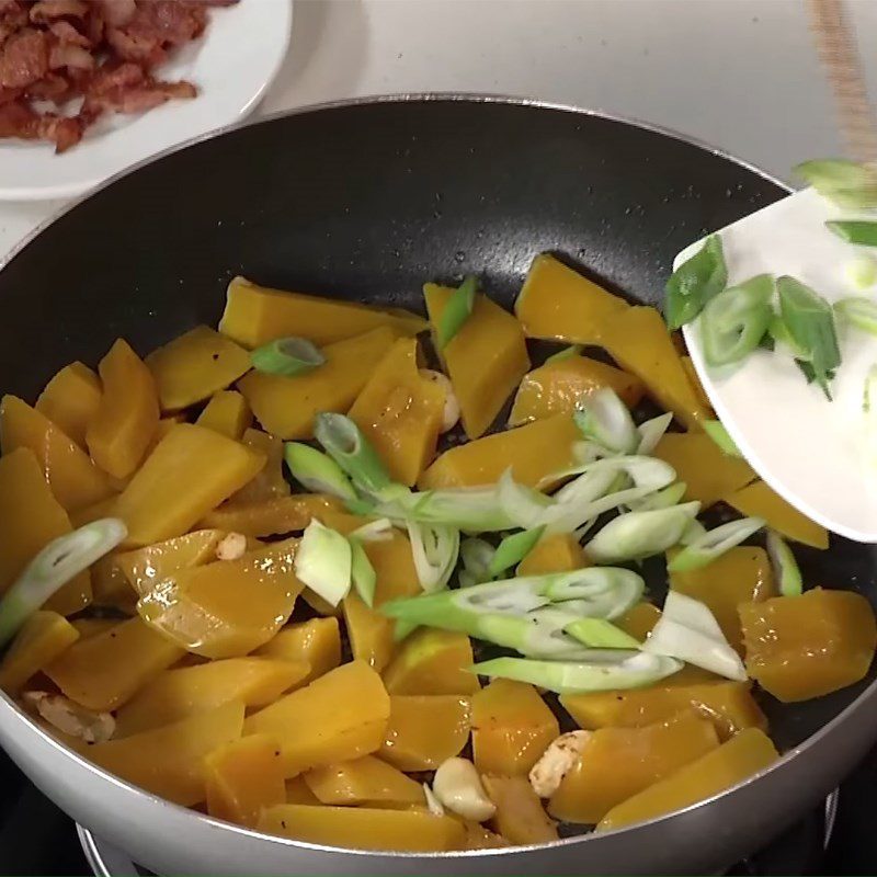 Step 4 Stir-fried pumpkin and meat Stir-fried pumpkin with smoked meat