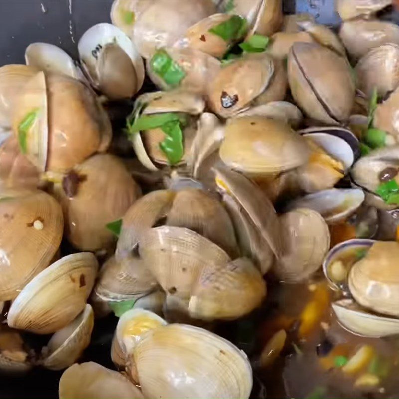 Step 6 Stir-fried clams with black bean sauce