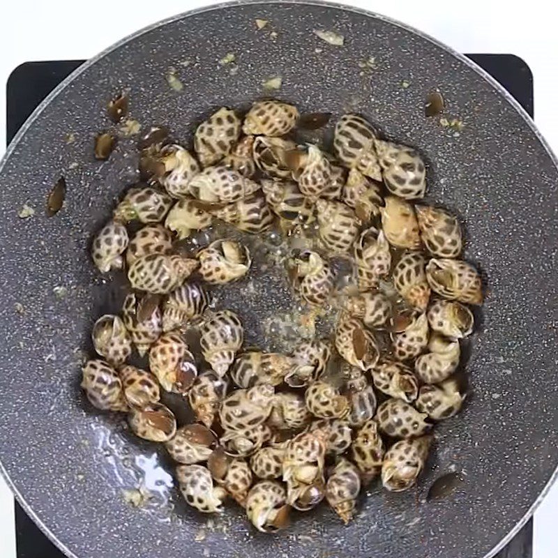 Step 3 Sautéing the snails Garlic butter sautéed snails