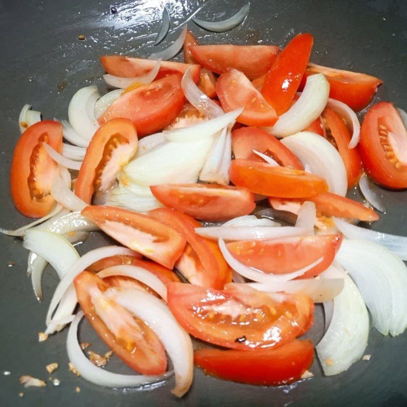 Step 3 Stir-frying pho with beef