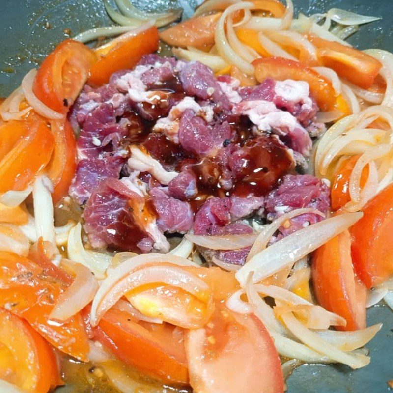 Step 3 Stir-frying pho with beef