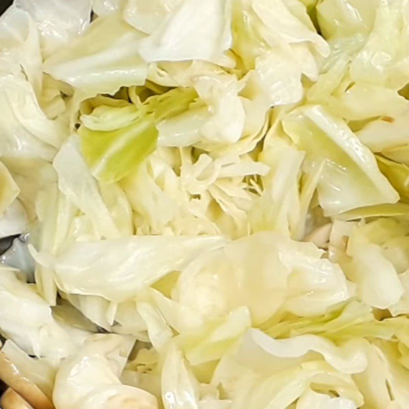 Step 3 Stir-fry cabbage Stir-fried cabbage with mushrooms