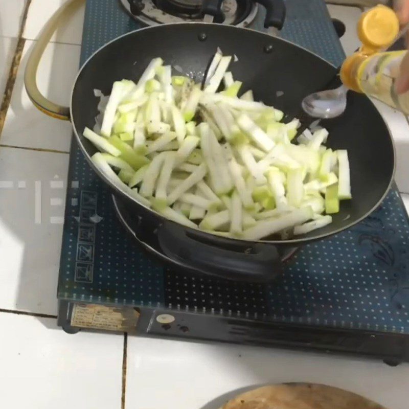 Step 2 Stir-fry gourd Canned sardines stir-fried with gourd