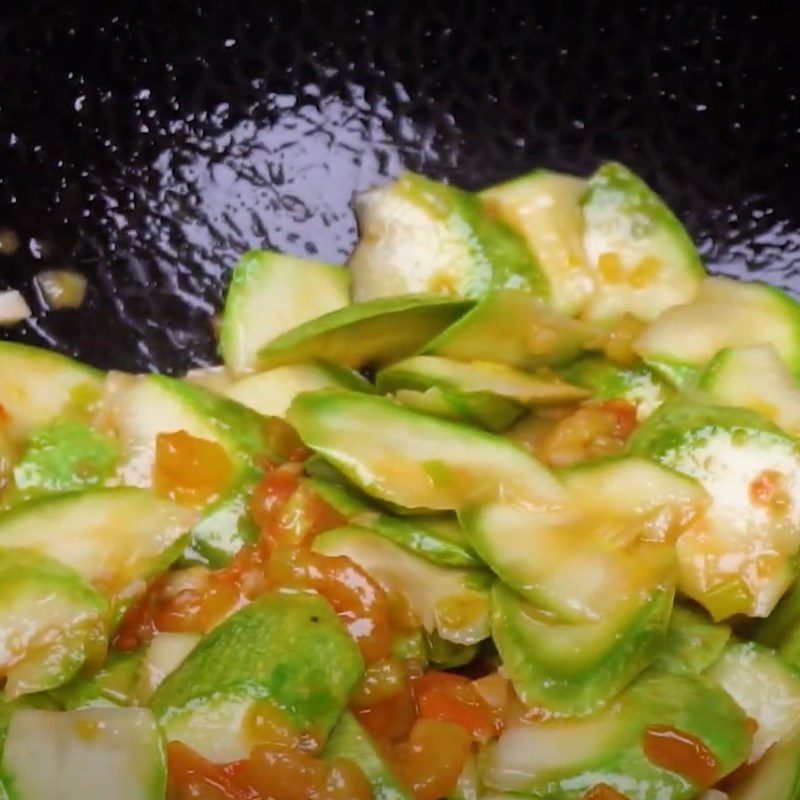 Step 3 Stir-frying zucchini with eggs