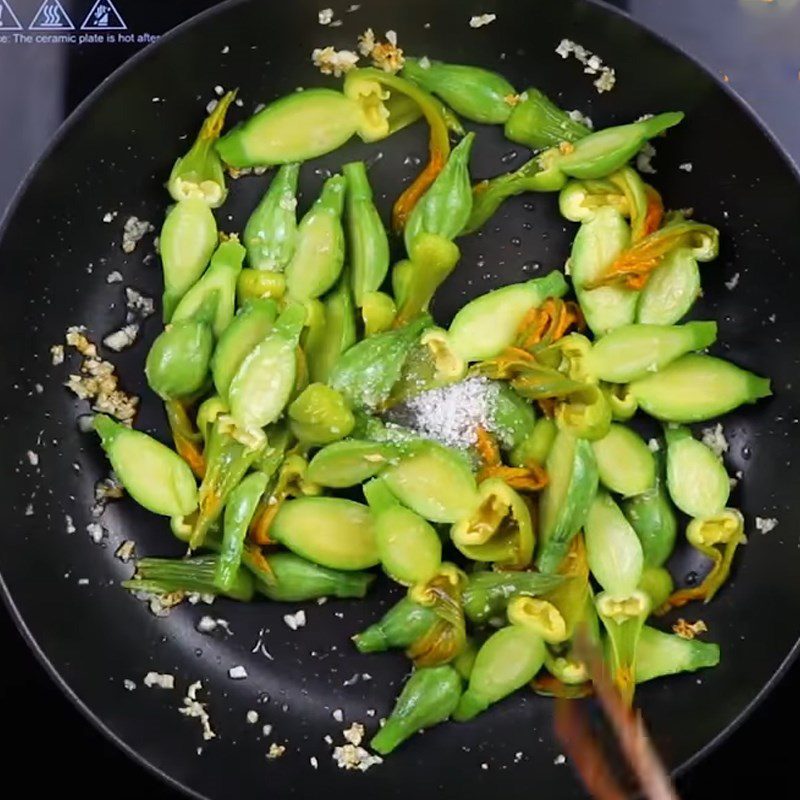 Step 3 Stir-fry pumpkin buds Stir-fried pumpkin buds with garlic