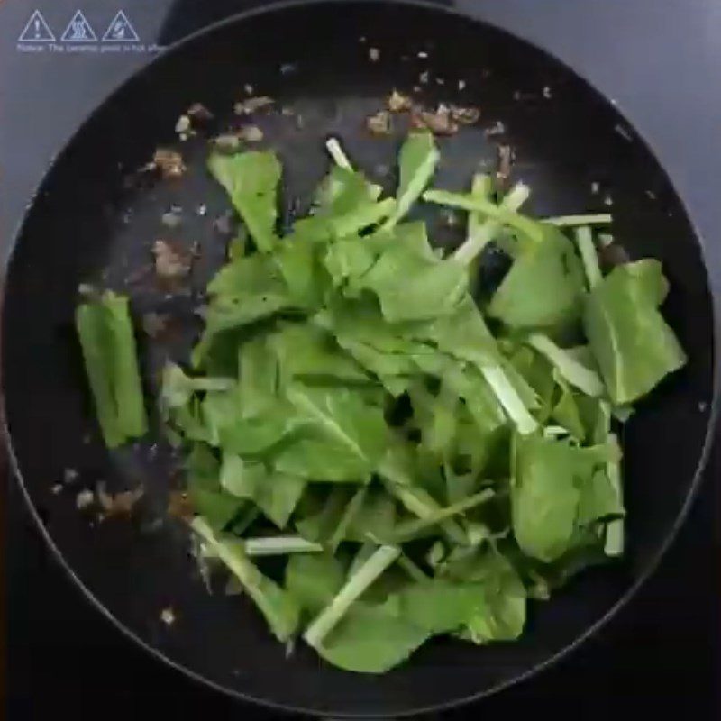 Step 4 Stir-fried beef and fried egg noodle