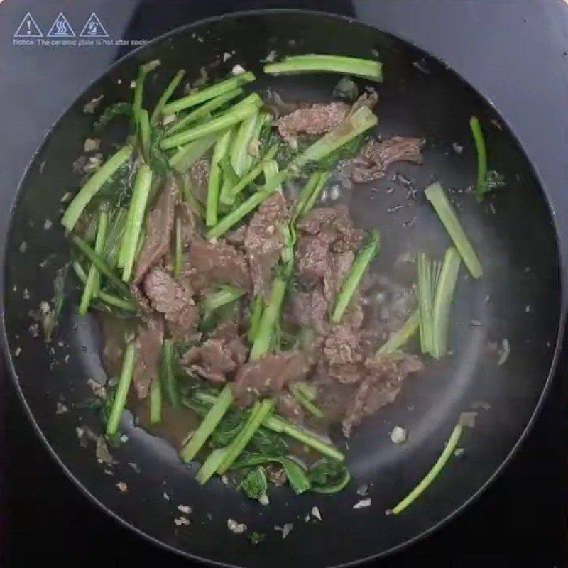 Step 4 Stir-fried beef and fried egg noodle