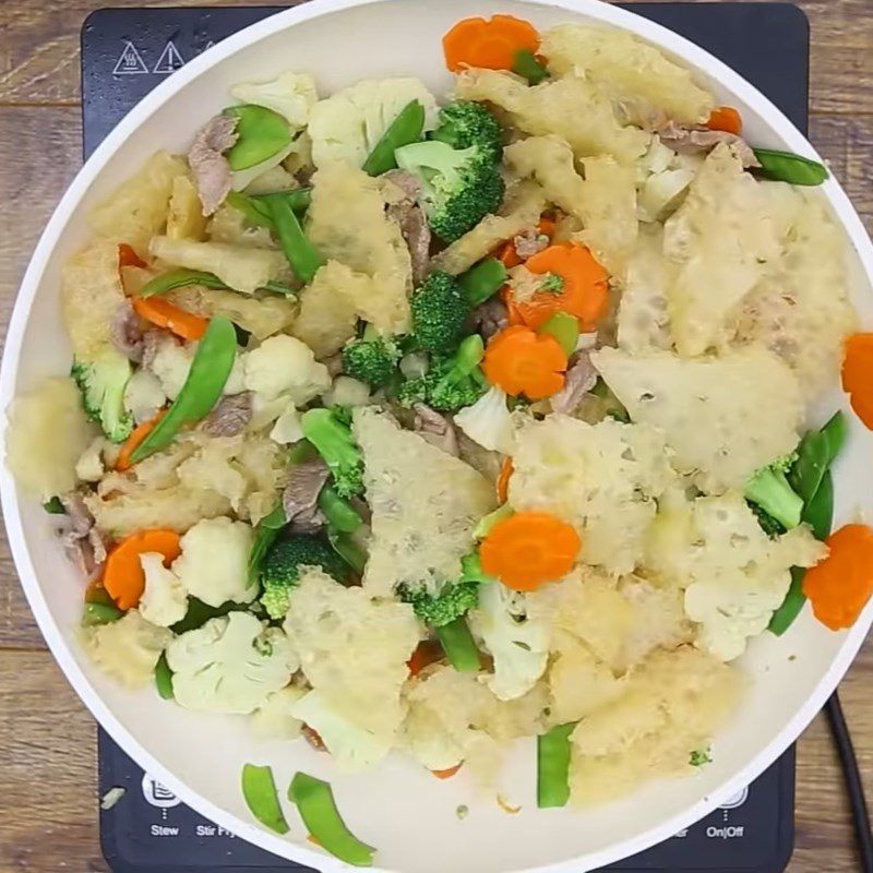 Step 5 Stir-fry mushrooms with meat and vegetables Mixed stir-fried mushrooms