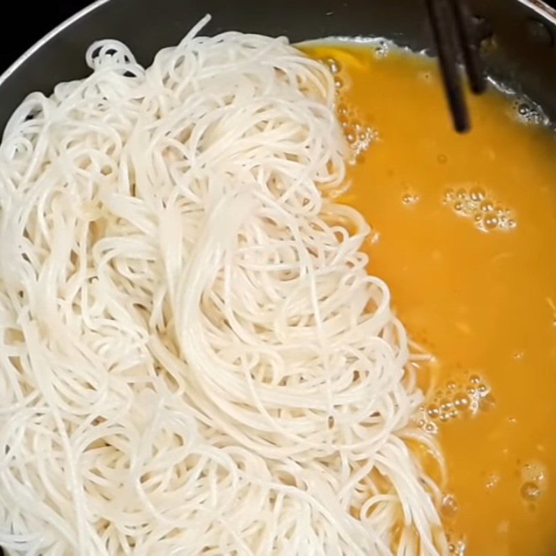 Step 4 Stir-frying noodles for stir-fried eggs