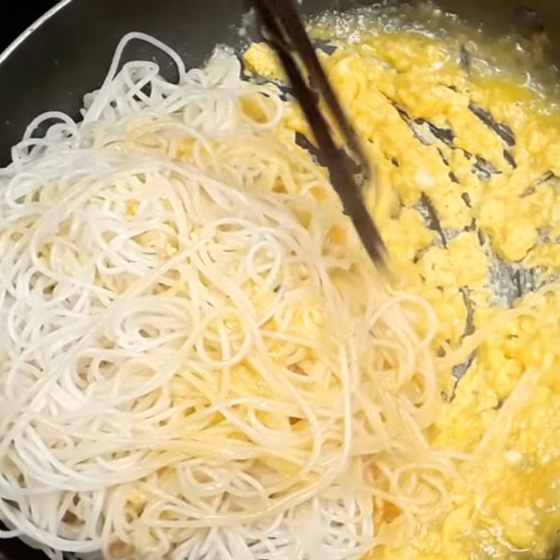 Step 4 Stir-frying noodles for stir-fried eggs