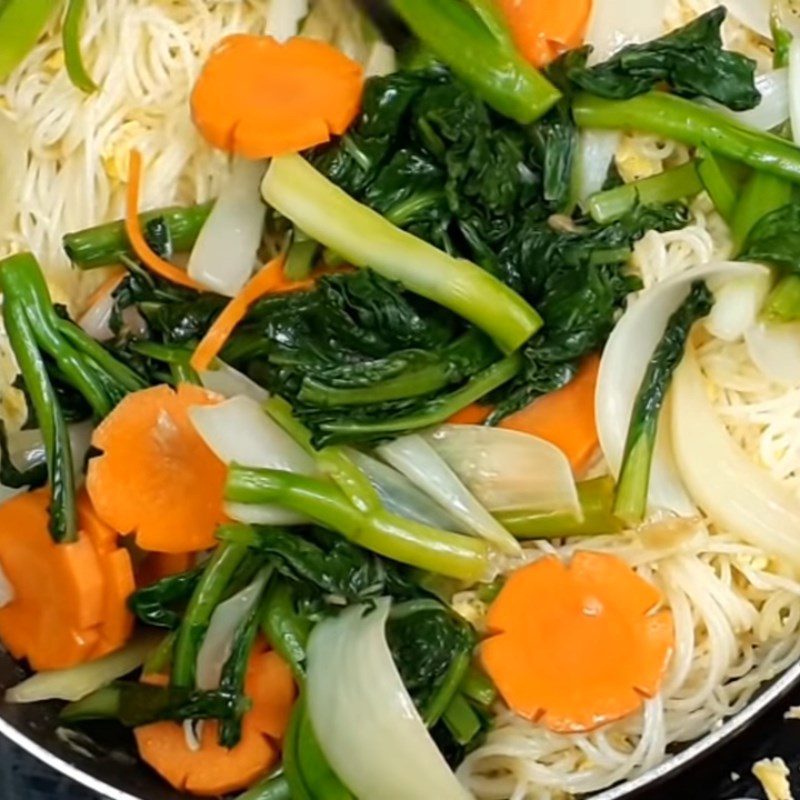 Step 4 Stir-frying noodles for stir-fried eggs