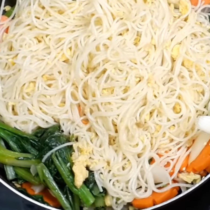 Step 4 Stir-frying noodles for stir-fried eggs