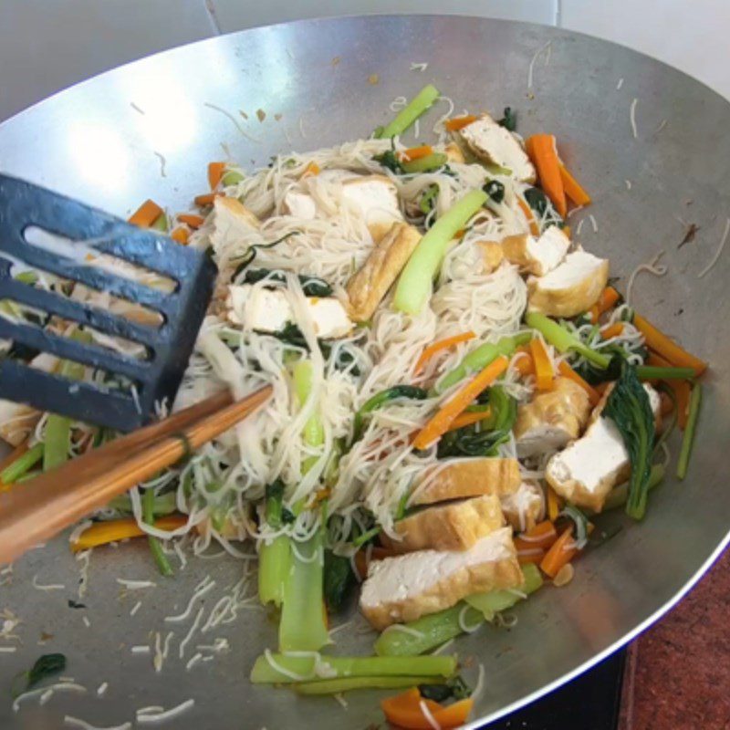 Step 3 Stir-fry noodles Stir-fried noodles with beef balls and vegetables