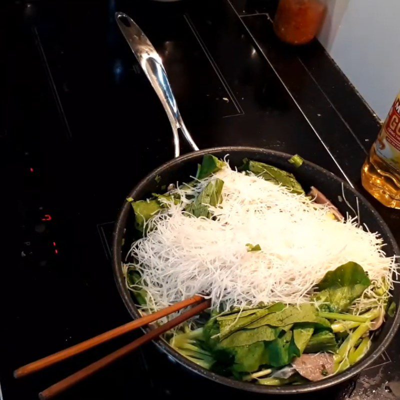 Step 3 Stir-fried noodles with beef meatballs and vegetables