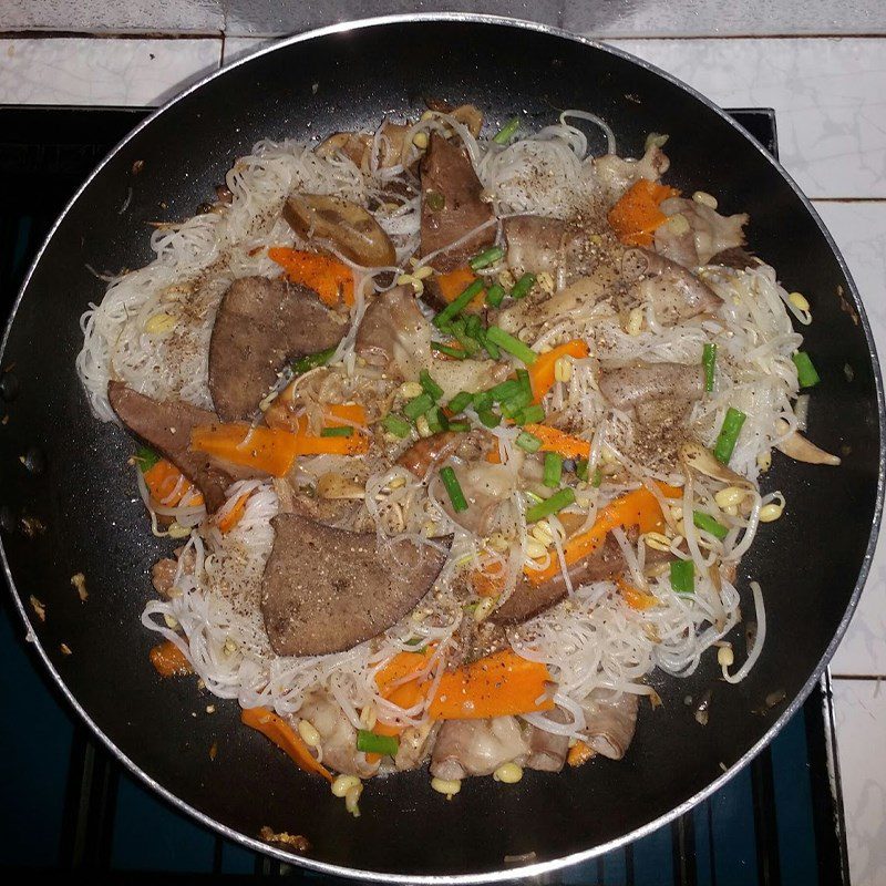 Step 2 Stir-fried rice noodles with pig intestines Stir-fried rice noodles with pig intestines