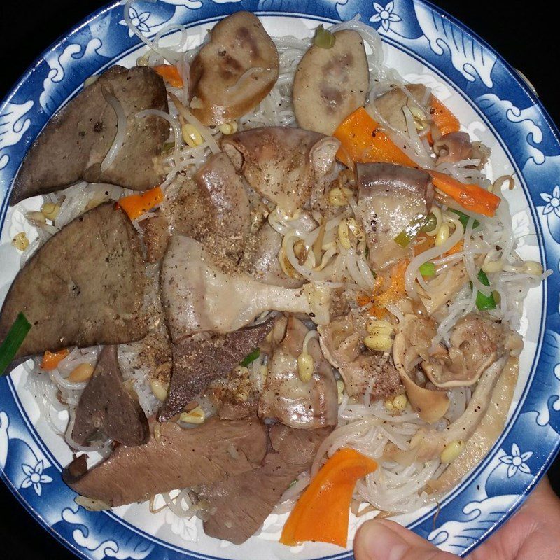 Step 2 Stir-fried rice noodles with pig's intestines Stir-fried rice noodles with pig's intestines