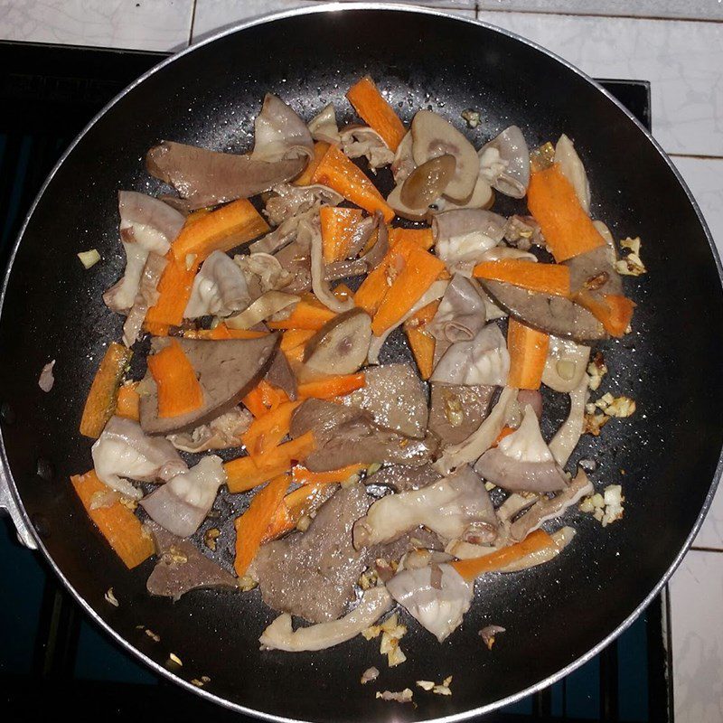 Step 2 Stir-fried rice noodles with pig intestines Stir-fried rice noodles with pig intestines