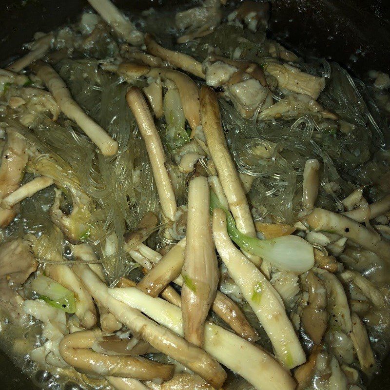 Step 3 Stir-fried glass noodles with mushrooms Glass noodles stir-fried with mushrooms