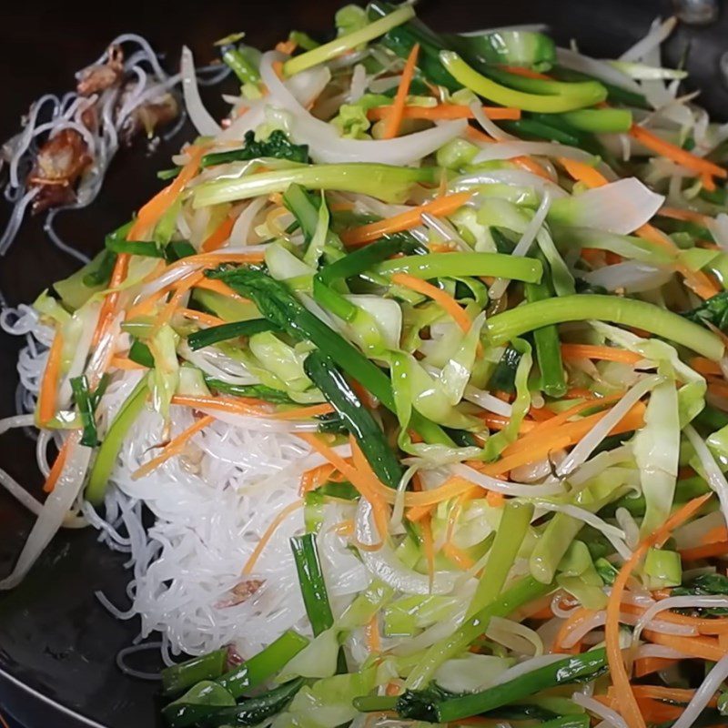 Step 3 Stir-fried noodles with vegetables and pork