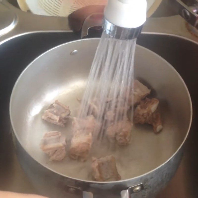 Step 4 Cook the soup for Taro and Water Spinach Soup