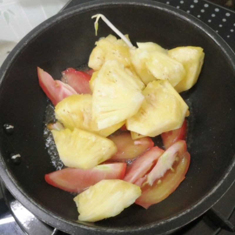 Step 3 Stir-fried tomatoes and fried garlic Sour soup with grouper and pineapple