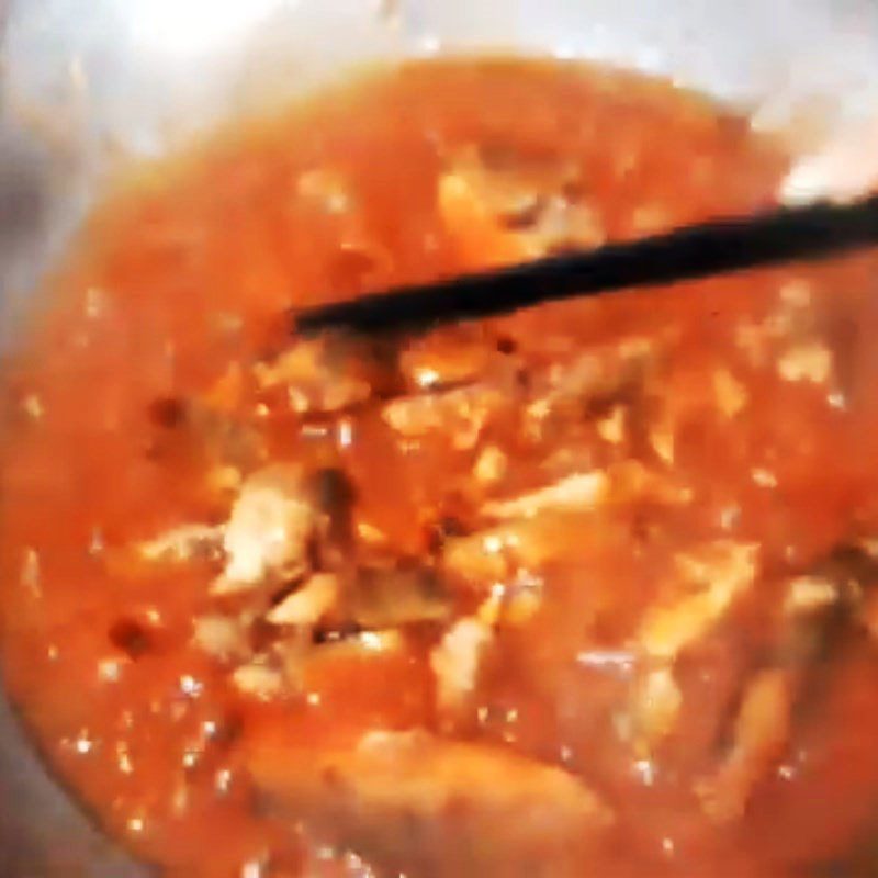 Step 2 Stir-fried canned fish Instant noodles stir-fried with canned fish