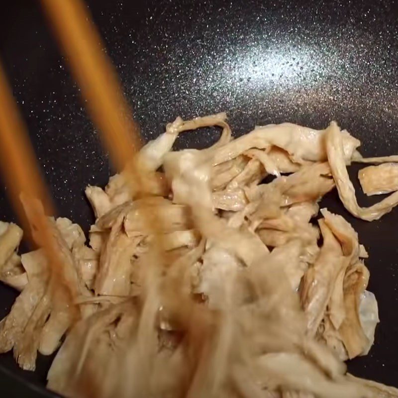 Step 2 Stir-fry the ingredients Vegetarian rice noodle