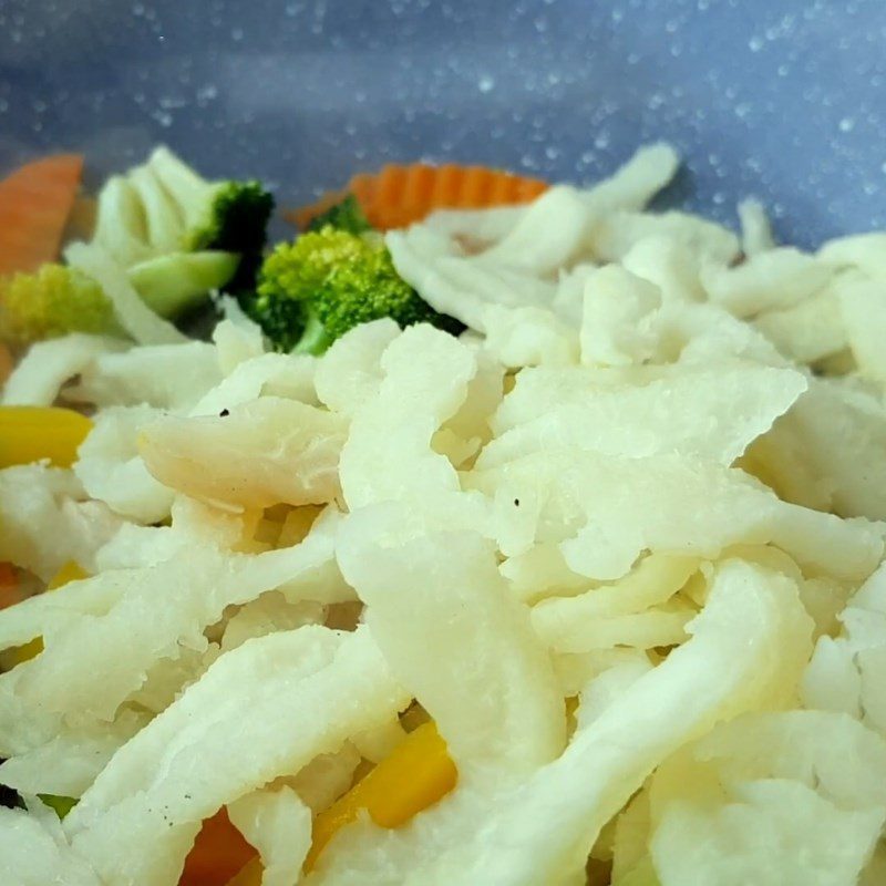 Step 3 Stir-fry the ingredients Stir-fried colorful grapefruit rind