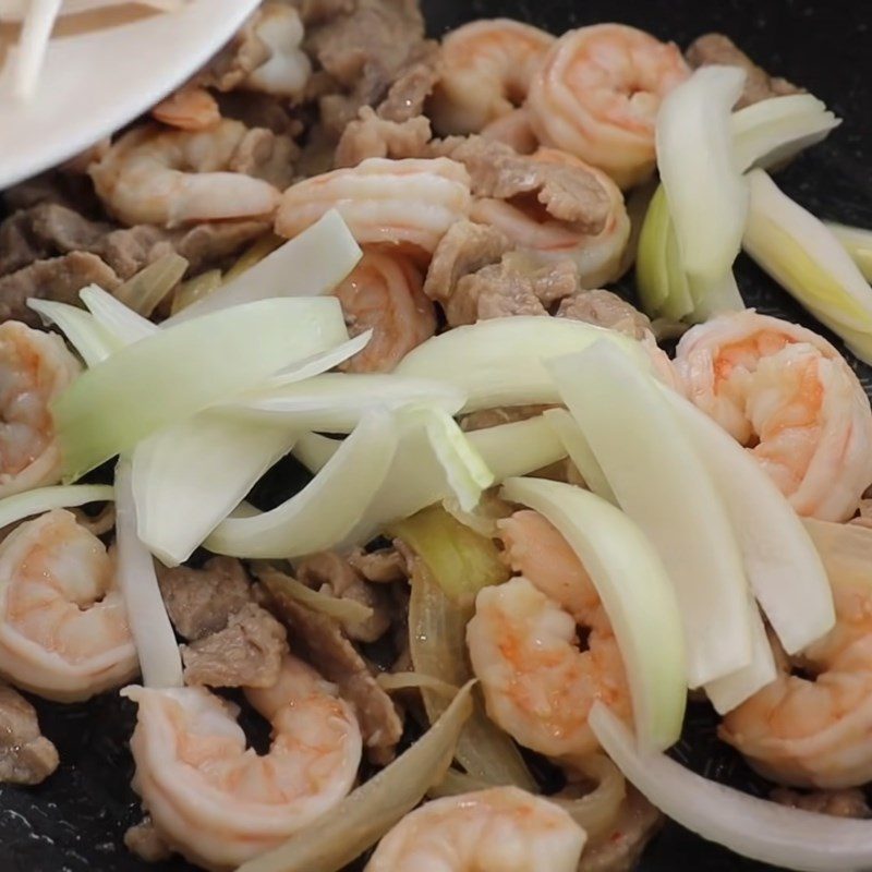 Step 2 Stir-fry the ingredients for the sweet and sour red tilapia soup (recipe shared by users)