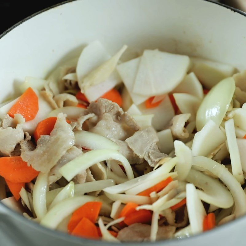 Step 2 Stir-fry the ingredients for Tonjiru soup