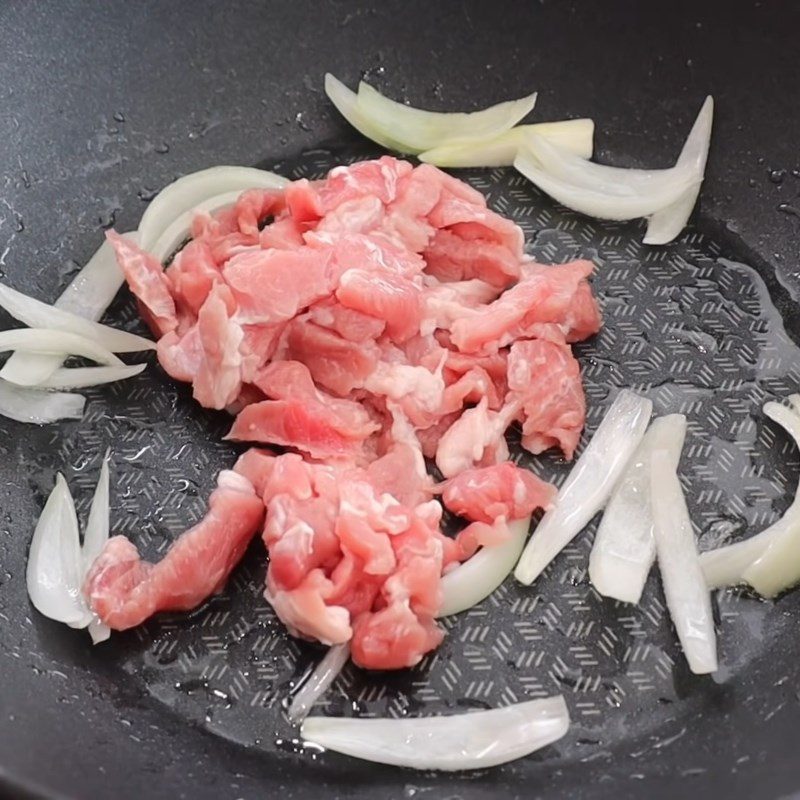 Step 2 Stir-fry the ingredients for the sweet and sour red tilapia soup (recipe shared by users)