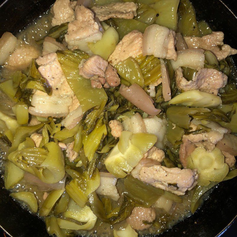 Step 3 Sauté sour cabbage with pork Pork sautéed with sour cabbage (pickled cabbage)