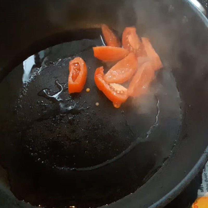 Step 2 Stir-fry the chrysanthemum greens and tomatoes for Stir-fried Chrysanthemum Greens with Tomatoes