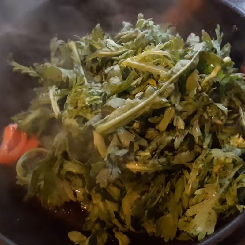 Step 2 Stir-fry the chrysanthemum greens and tomatoes for Stir-fried Chrysanthemum Greens with Tomatoes