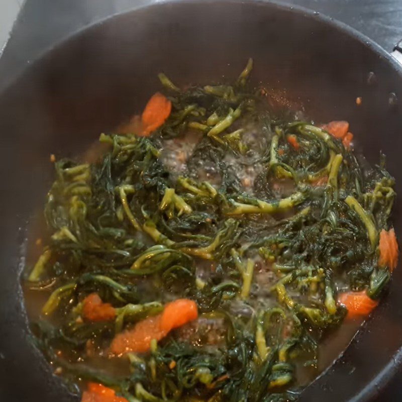 Step 2 Stir-fry the chrysanthemum greens and tomatoes for Stir-fried Chrysanthemum Greens with Tomatoes