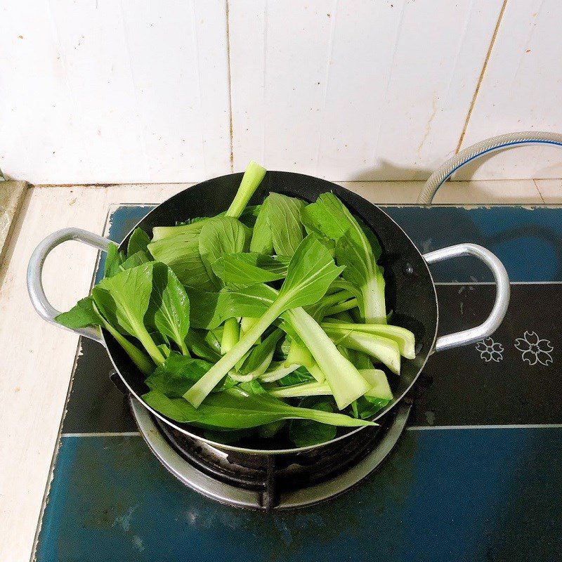 Step 2 Stir-fry bok choy with garlic Stir-fried bok choy with garlic