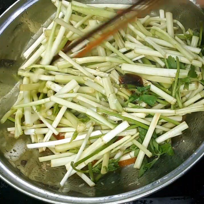 Step 2 Stir-fry the celery and tomatoes for Stir-fried Noodles with Celery and Tomatoes