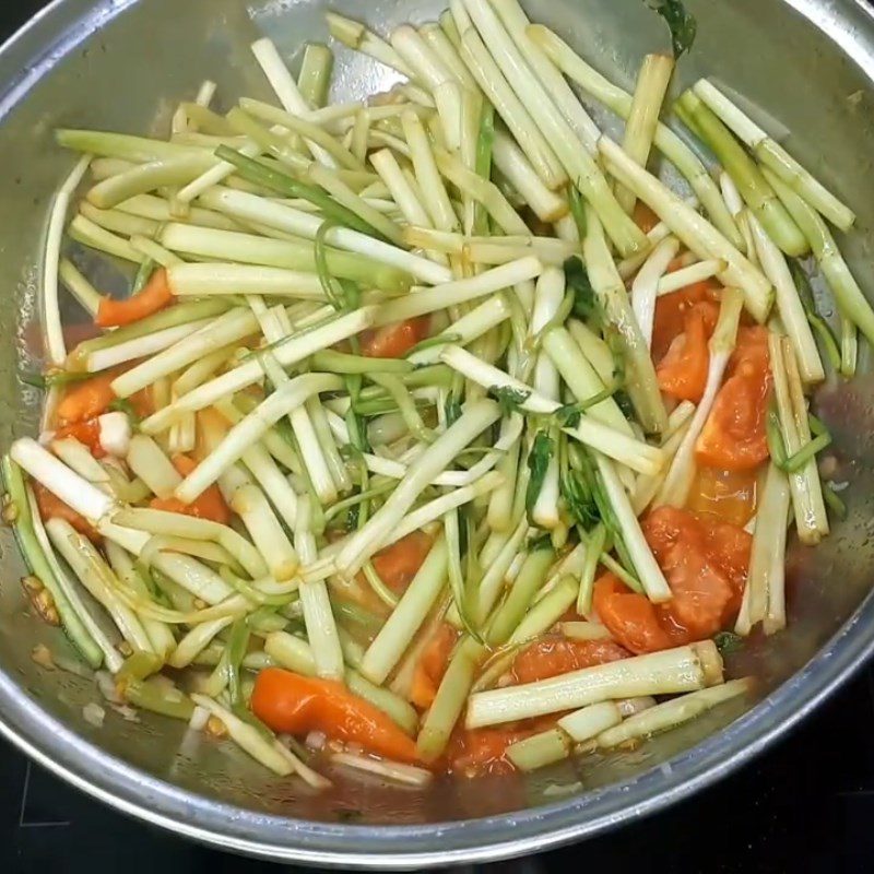 Step 2 Stir-fried water celery with tomato noodles