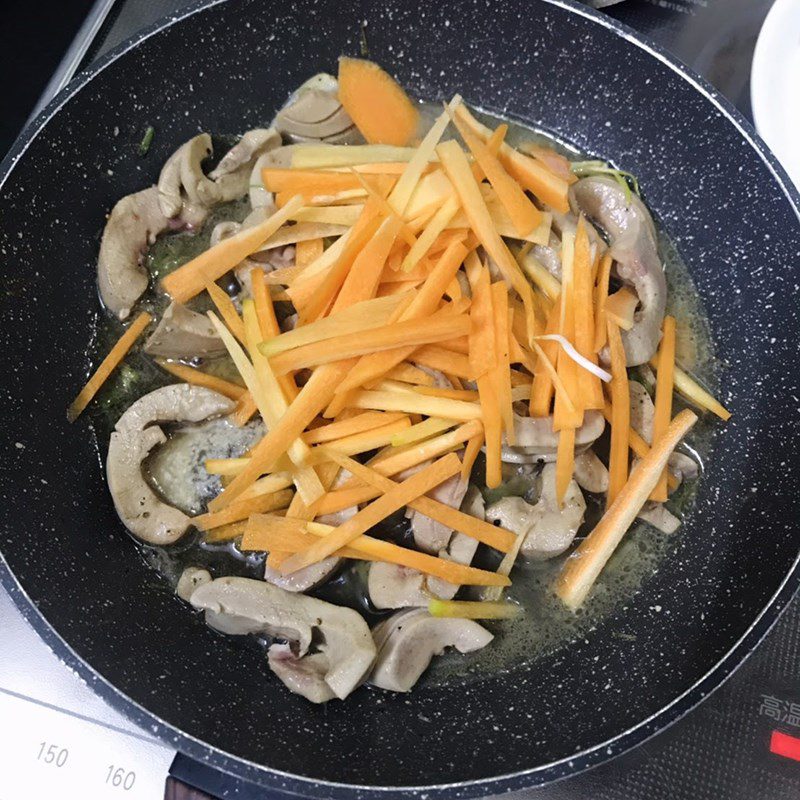 Step 2 Stir-fry kidney Pork kidney stir-fried with chives and bean sprouts