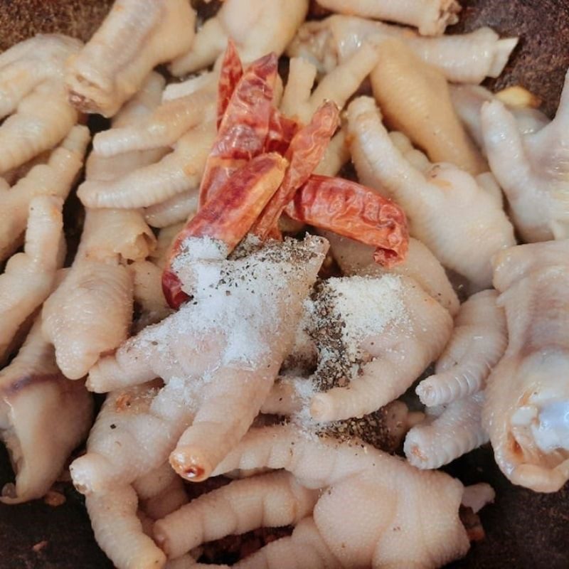 Step 3 Stir-fried chicken feet Spicy stir-fried chicken feet