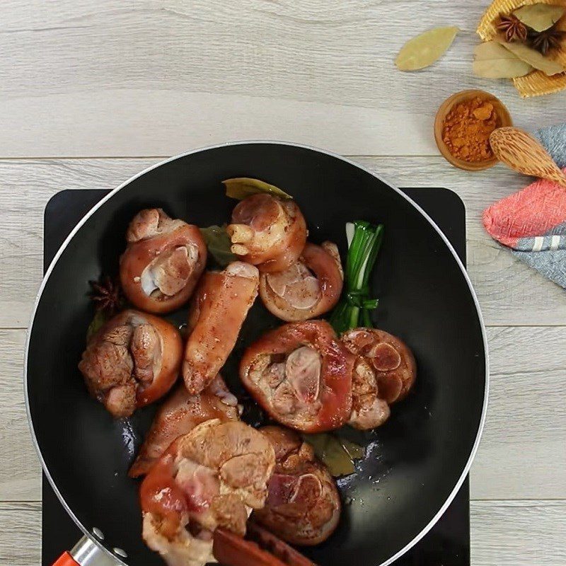 Step 2 Sauté the pig trotters Coca braised pig trotters