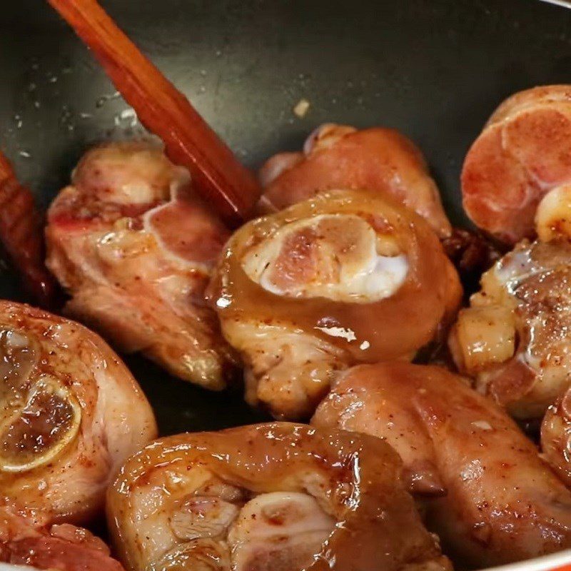 Step 2 Sauté the pig trotters Coca braised pig trotters