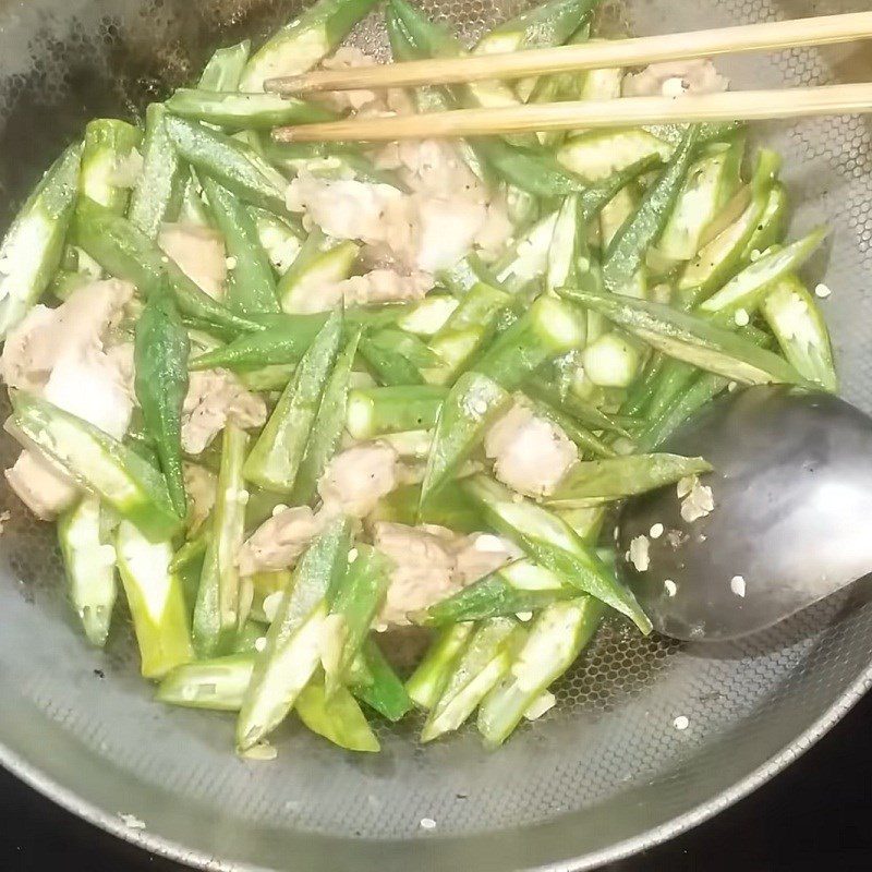 Step 4 Stir-fried Okra Stir-fried okra with pork belly