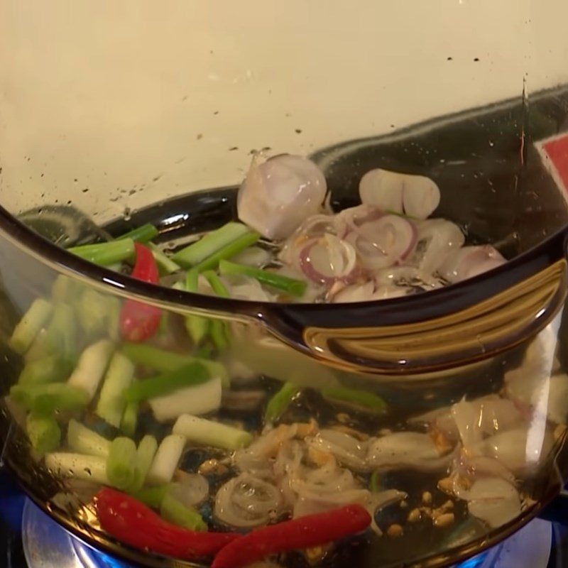 Step 3 Sauté the fish head Sour soup with green banana and barramundi head