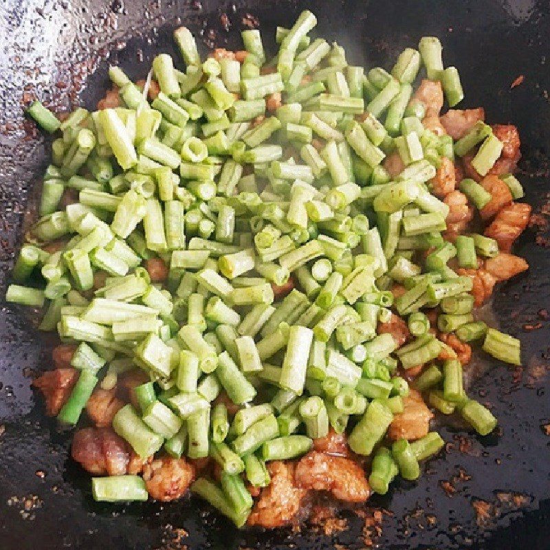 Step 3 Stir-fried green beans and pork Stir-fried green beans with pork