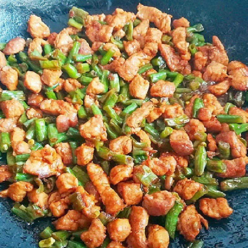 Step 3 Stir-fried green beans and pork Stir-fried green beans with pork