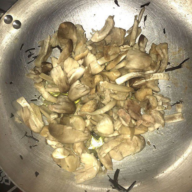 Step 2 Stir-fried green beans with straw mushrooms Vegetarian stir-fried green beans with straw mushrooms