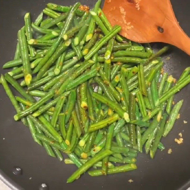 Step 3 Stir-fry green beans with seasoning sauce Stir-fried green beans with salted egg