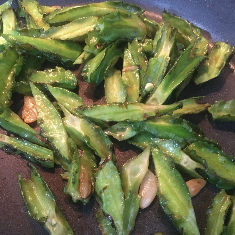 Step 2 Stir-fried winged beans with garlic Stir-fried winged beans with garlic