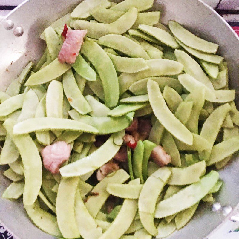 Step 3 Stir-fried mung bean with meat Stir-fried mung bean with pork